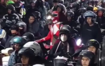 Arus Mudik 2026, Pemudik Berkostum Power Rangers Jadi Perhatian di Pelabuhan Ciwandan