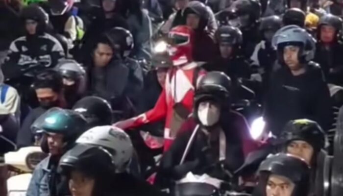 Arus Mudik 2026, Pemudik Berkostum Power Rangers Jadi Perhatian di Pelabuhan Ciwandan