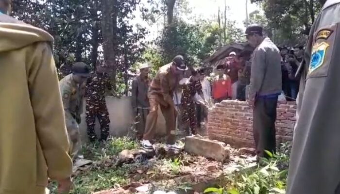 Cegah Kemusyrikan, Makam Keramat Palsu di Pandeglang Dibongkar