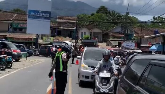 Kendaraan Padati Jalan Pandeglang, Polisi Terapkan One Way