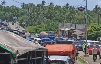 Pantai Anyer Diserbu Pengunjung, Polisi Siaga Keamanan