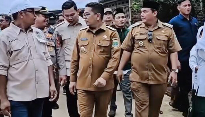 Puluhan Tahun Rusak, Gubernur Banten Ambil Alih Perbaikan Jalan Desa di Saketi Pandeglang