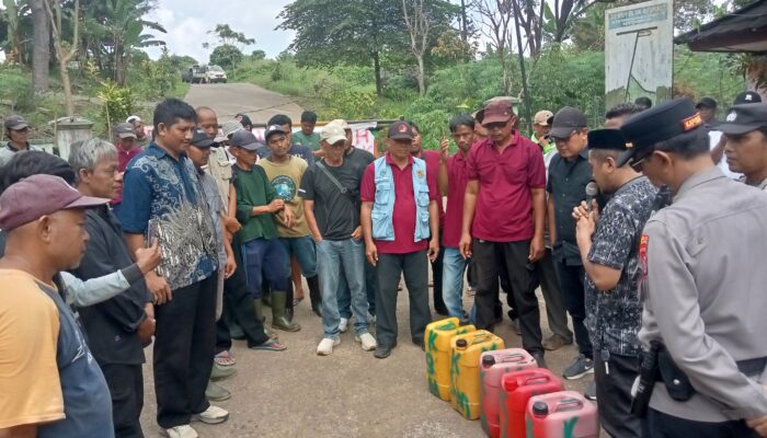 Warga Serahkan BBM Untuk Operasional Alat Berat di TPSA Bangkonol