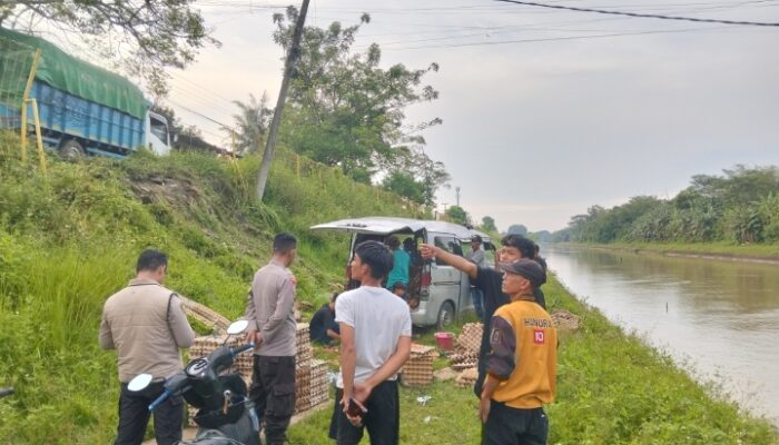Kendaraan Bermuatan Telor Tergelincir di Bendungan Pamarayan