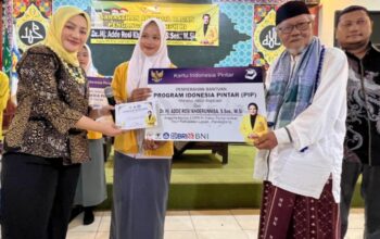 Kunjungi SMKS Babunnajah, Anggota Komisi X DPR RI Adde Rosi Salurkan PIP untuk Siswa