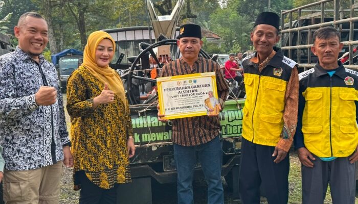 Adde Rosi Khoerunnisa Serahkan Bantuan Empat Hand Traktor untuk Kelompok Tani di Pandeglang
