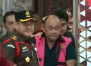 Eks Pimpinan BGN Keluar dari Gedung Kejagung Pakai Rompi Pink
