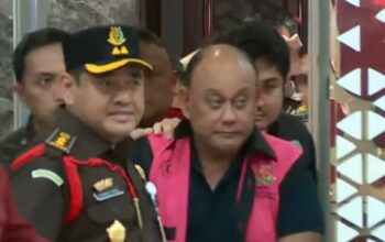 Eks Pimpinan BGN Keluar dari Gedung Kejagung Pakai Rompi Pink