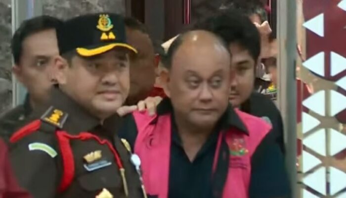 Eks Pimpinan BGN Keluar dari Gedung Kejagung Pakai Rompi Pink