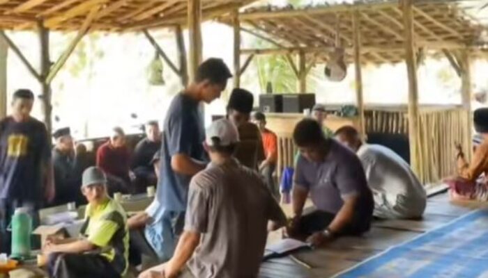 Jalan Tak Kunjung Diperbaiki, Warga di Pandeglang Petisi dengan Darah