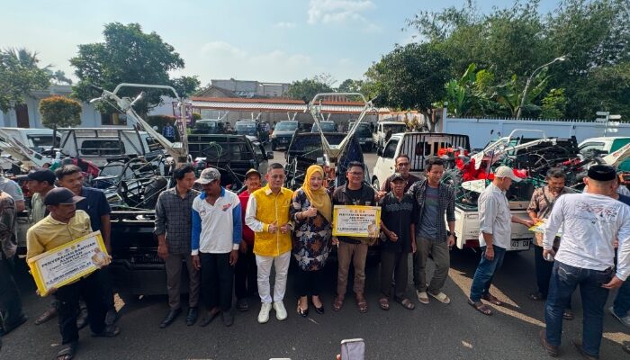 Adde Rosi Serahkan 16 Hand Traktor untuk Kelompok Tani di Kabupaten Lebak