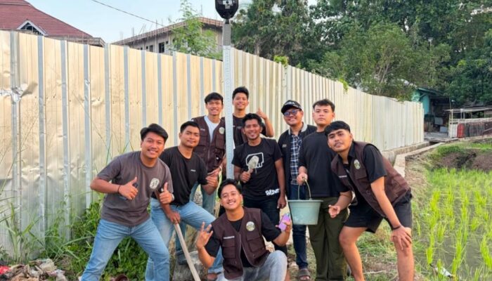 Mahasiswa KKM UNIBA Pasang Lampu PJU Tenaga Surya di Pandeglang, Tingkatkan Keamanan Warga