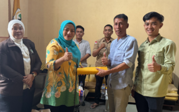 Adde Rosi Serahkan Bantuan untuk Rehabilitasi Gedung DPD II Partai Golkar Pandeglang