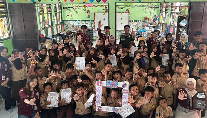 Cegah Perundungan Sejak Dini, KKM UNIBA Serahkan Kotak Pengaduan Bullying ke SDN Ranjeng