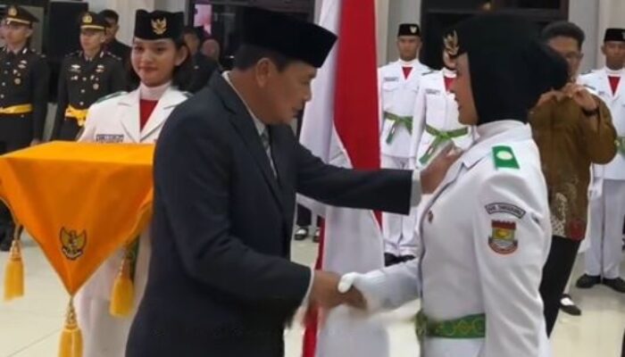 Bupati Maesyal Kukuhkan Pesonel Paskibraka HUT RI 81, Tugas Negara Lakukan dengan Baik
