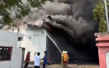 Kebakaran Pabrik di Batuceper Tangerang Hampr 19 Jam, Petugas Terkendala Angin