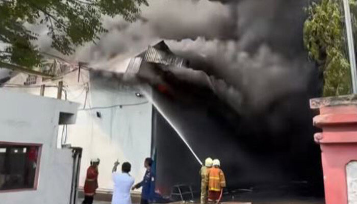 Kebakaran Pabrik di Batuceper Tangerang Hampr 19 Jam, Petugas Terkendala Angin