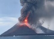 Warga Pandeglang Sibuk Bersihkan Debu Vulkanik Gunung Anak Krakatau Pagi Ini