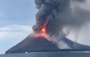 Warga Pandeglang Sibuk Bersihkan Debu Vulkanik Gunung Anak Krakatau Pagi Ini
