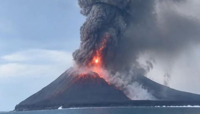 Warga Pandeglang Sibuk Bersihkan Debu Vulkanik Gunung Anak Krakatau Pagi Ini