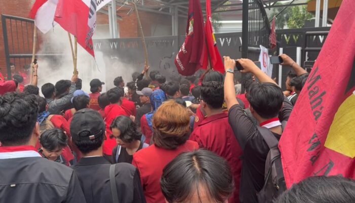HUT ke 26 Banten, Aksi di Gedung DPRD Memanas