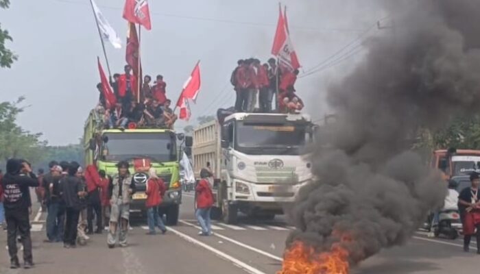 Demo di Gedung DPRD Banten Memanas, Mahasiswa Tutup Jalan Utama KP3B