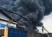Pabrik Plastik Kebakaran, Asap Hitam Menyelimuti Wilayah Cikupa