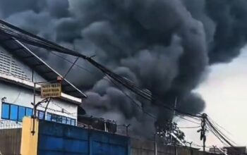 Pabrik Plastik Kebakaran, Asap Hitam Menyelimuti Wilayah Cikupa